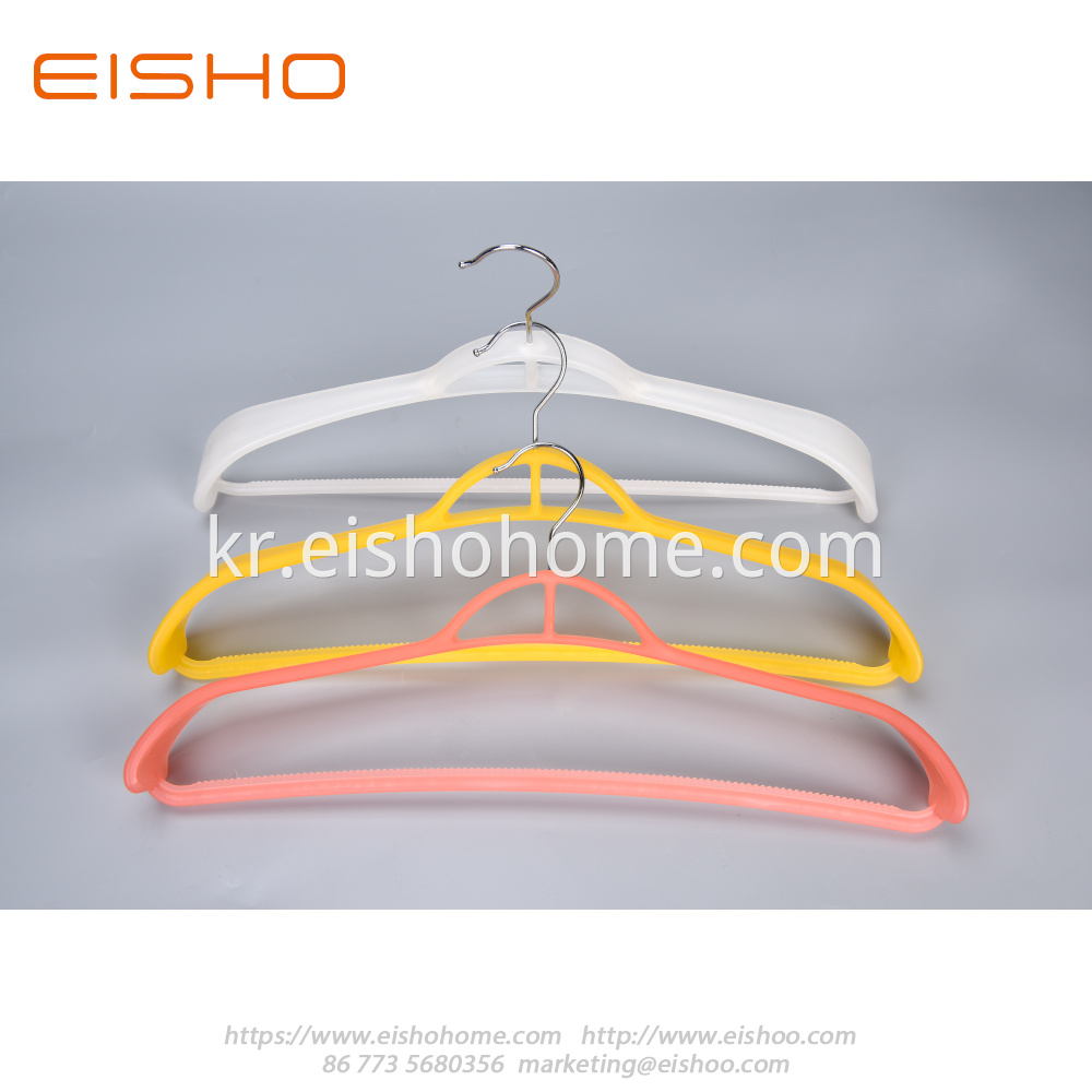 3 plastic clothes hanger 